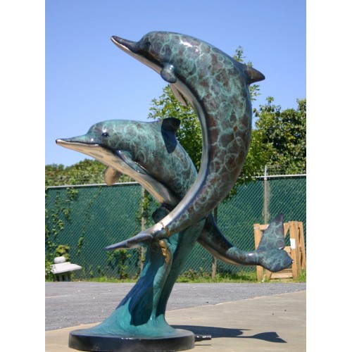 Dva skákajúce delfíny - bronzová socha
