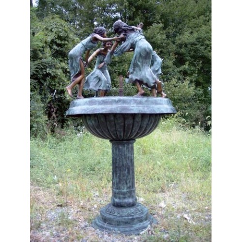 Tancujúce dievčatá na fontáne - bronzová socha
