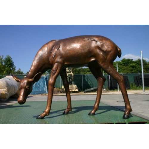 Bronzová srna - bronzová socha