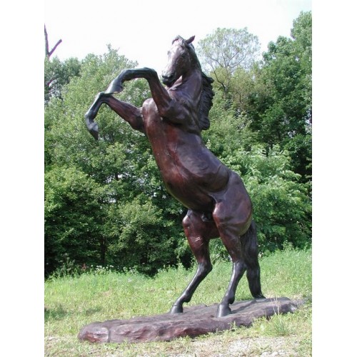 Kôň stojaci na zadných nohách - bronzová socha