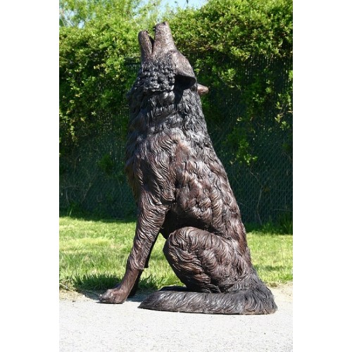 Zavýjajúci vlk - bronzová socha