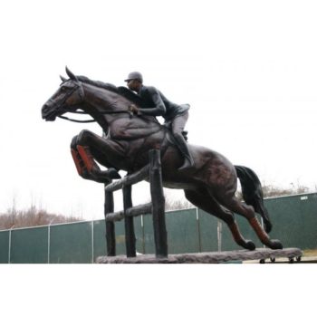 Umelecké Sochy Jazdec na koni preskakujúc plot  
