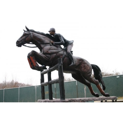 Jazdec na koni preskakujúc plot - bronzová socha