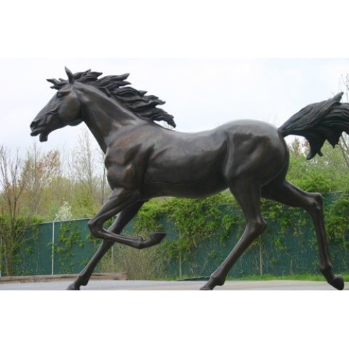 Bežiaci kôň - bronzová socha