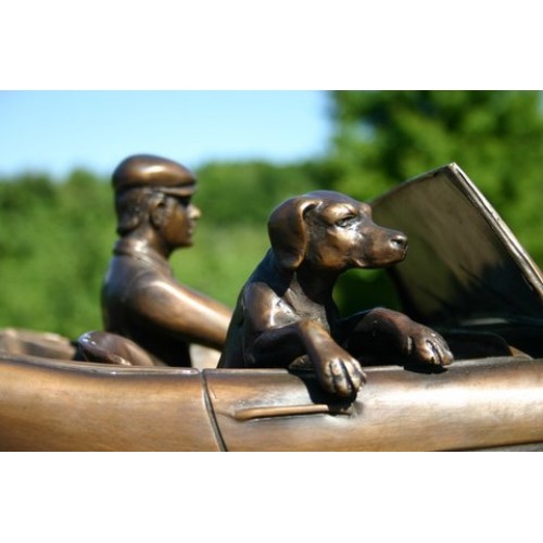Muž šoféruje Austin - Healey 3000 so svojím psom - bronzová socha