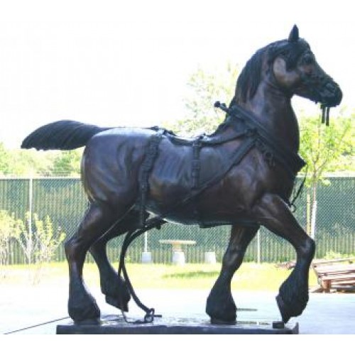 Ťažný kôň - bronzová socha