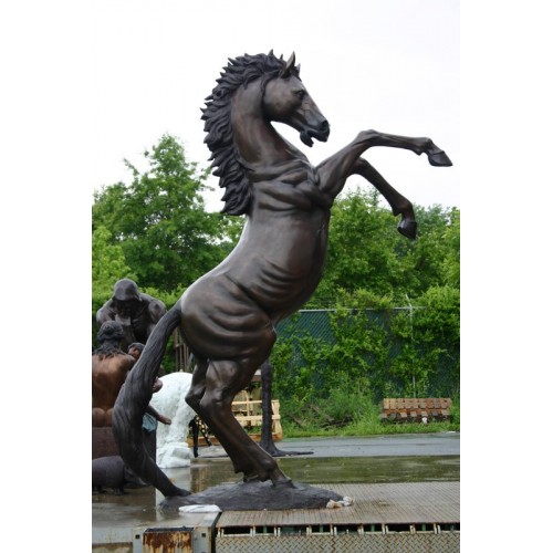 Vzpínajúci kôň - bronzová socha