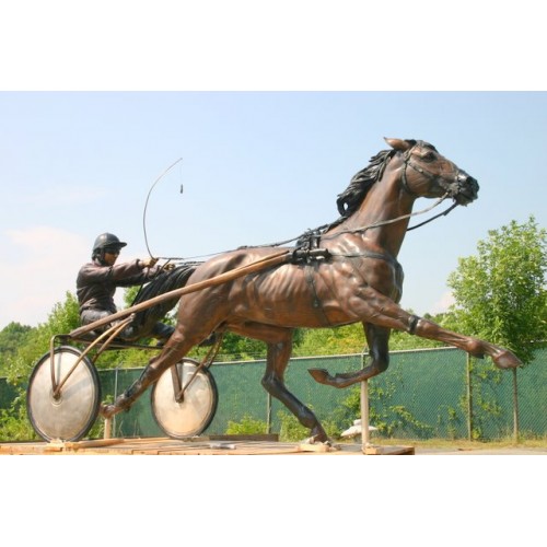 Jazdec na bričke a kôň s postrojom - bronzová socha
