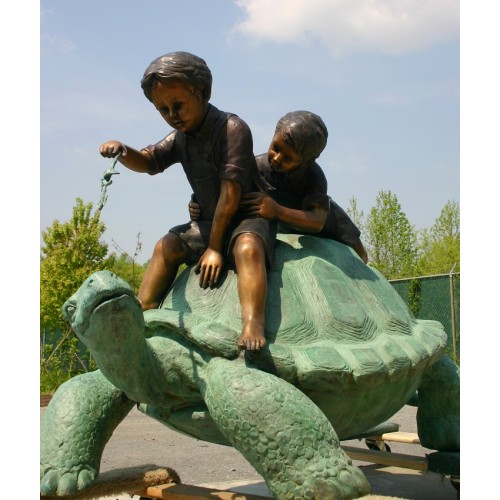 Dvaja chlapci a korytnačka - bronzová socha