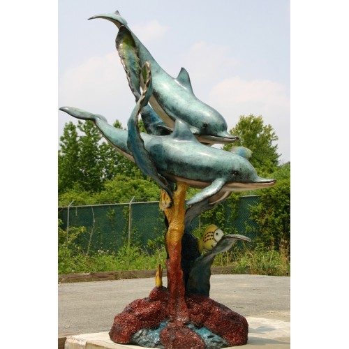 Dva delfíny plávajúce s rybami - bronzová socha