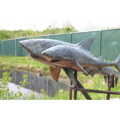Fontána s dvoma žralokmi - bronzová socha