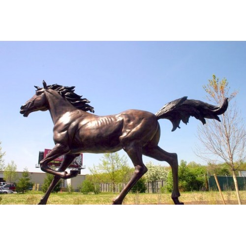 Cválajúci divoký kôň - bronzová socha