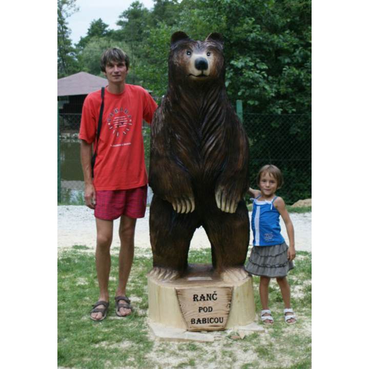 Veľký hnedý medveď - socha z dreva