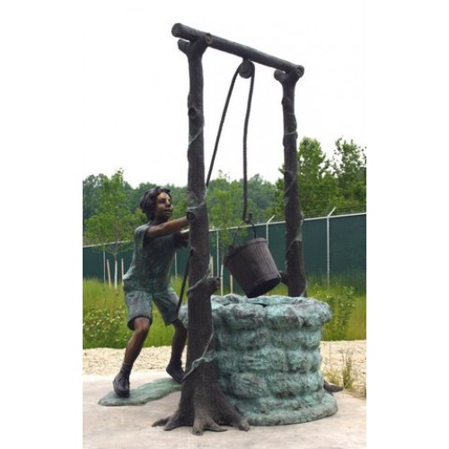 Chlapec ťahajúci vodu zo studne - bronzová socha