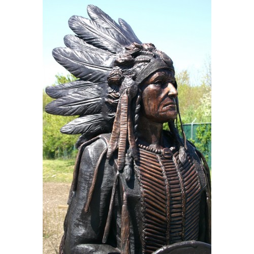 Indiánsky náčelník držiaci oštep - bronzová socha