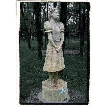 Umelecké Sochy Dievča v kroji - záhradná drevená socha  