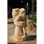 Drevená čarodejnica s košíkom šteniatok - socha z dreva