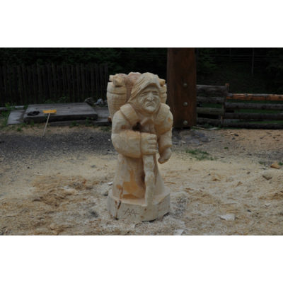 Drevená čarodejnica s košíkom šteniatok - socha z dreva