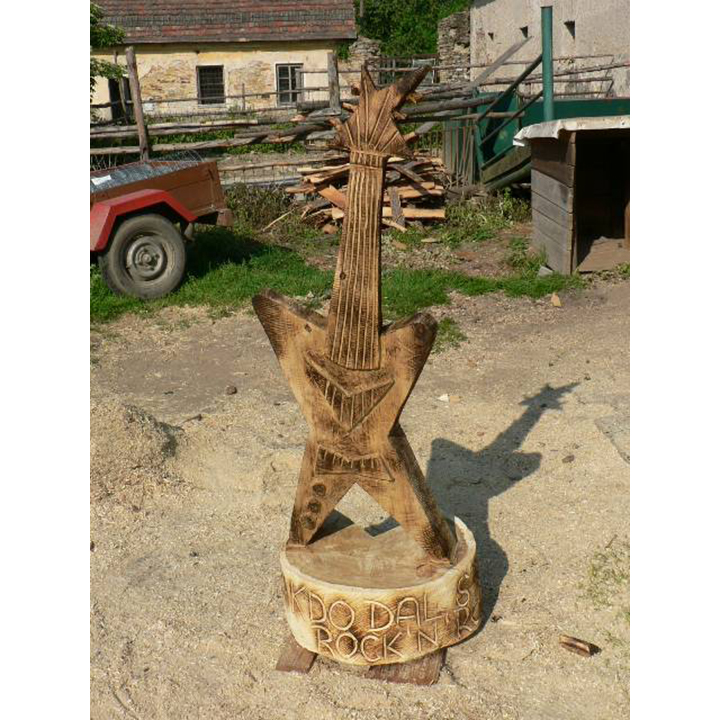 Drevená gitara, ten kto dal srdce muzike - socha z dreva