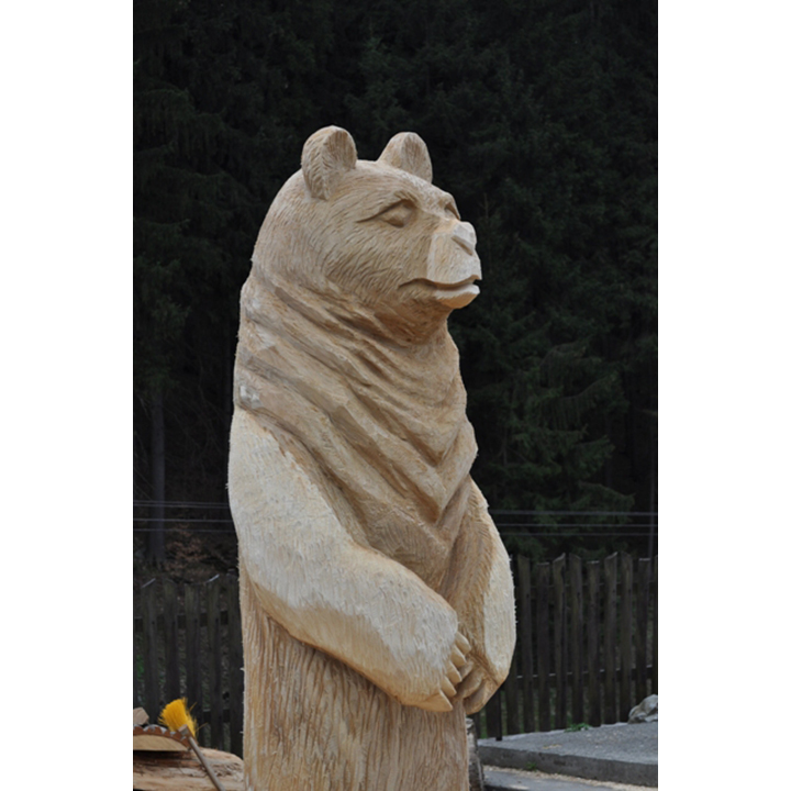 Drevený medveď Eduard - socha z dreva