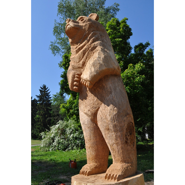 Drevený medveď Jiří - socha z dreva