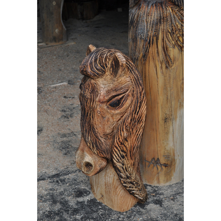 Hlava kobyly - socha z dreva