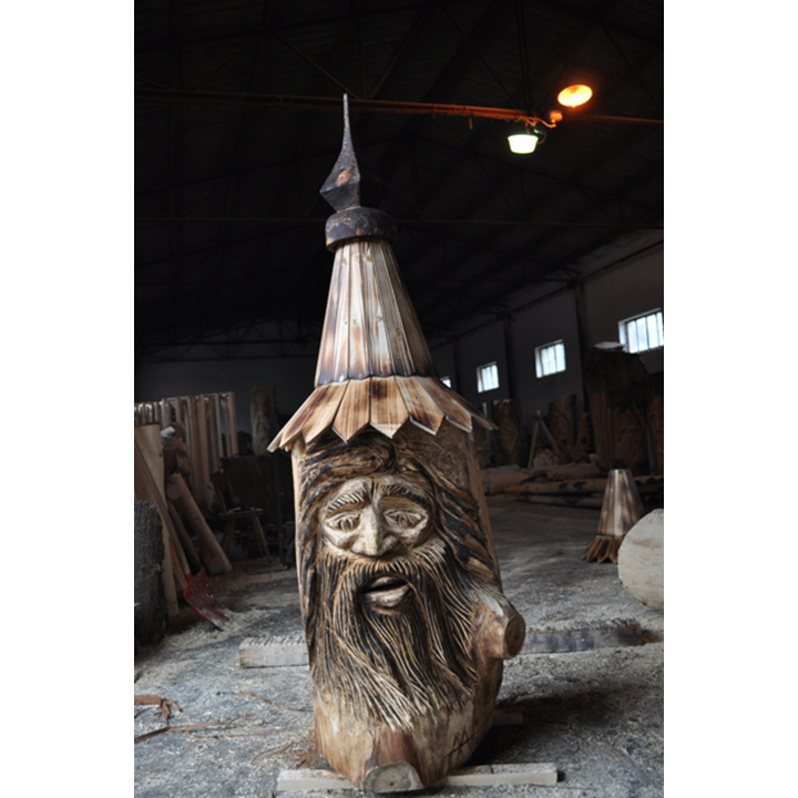 Klát s kuželovitou šindlovou strechou- socha z dreva