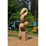 Proti prúdu - socha z dreva