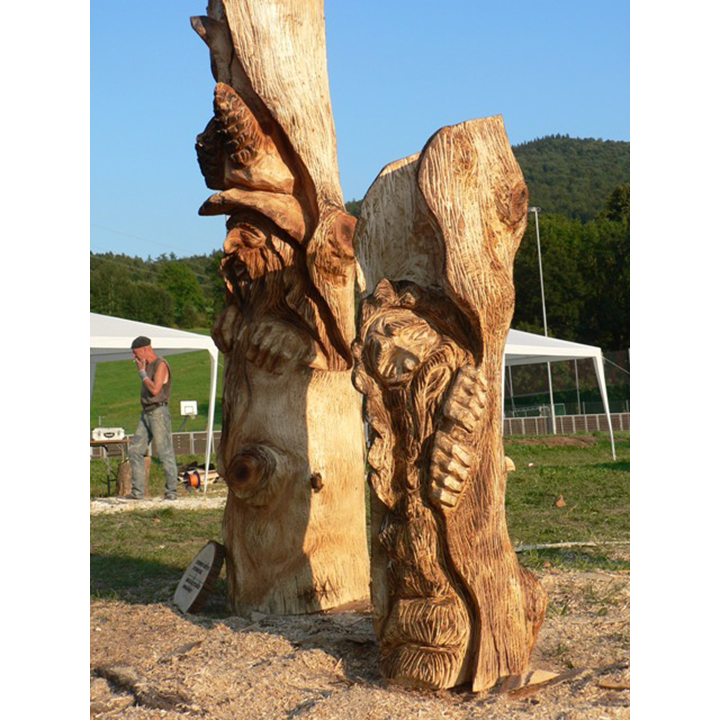 Škriatkovia v strome - socha z dreva