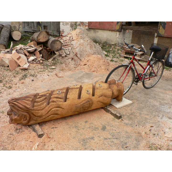 Stojan na bicykel - socha z dreva