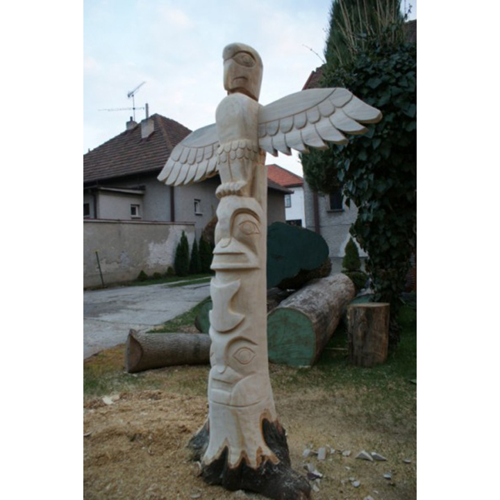 Vysoký drevený totem - socha z dreva