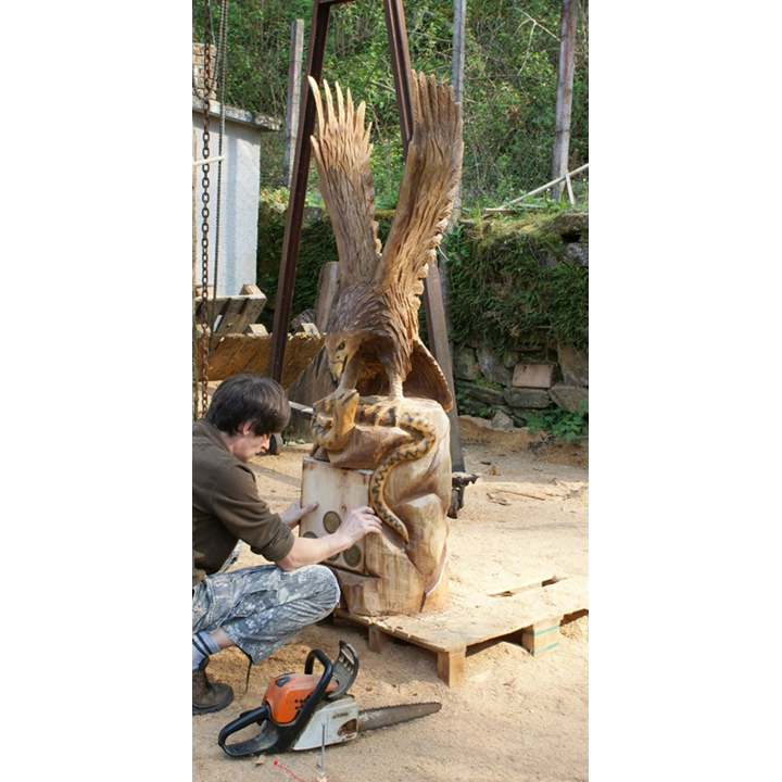 Drevený orol a zmija - socha z dreva
