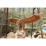 Orol s roztiahnutými krídlami - socha z dreva