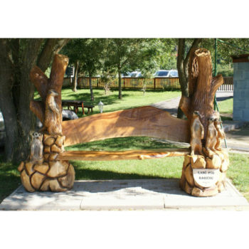 Umelecké Sochy Surikaty - záhradná drevená lavička  