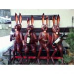 Veselí zajaci - socha z dreva
