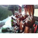 Veselí zajaci - socha z dreva