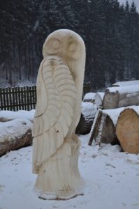 Vyrezávaná drevená sova - socha z dreva