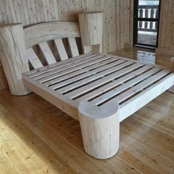 Zrubová posteľ Liana - socha z dreva