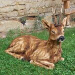 Ležiaca srnka - drevená socha