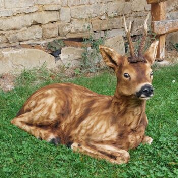 Ležiaca srnka - drevená socha