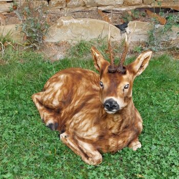 Ležiaca srnka - drevená socha